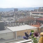 煎豆茶亭 - 窓からは特急あずさ、その向こうに諏訪湖、天気が良ければ北アルプスも…