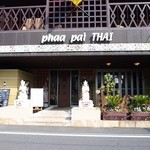 Phaa pai THAI - 石像のプールの中にお花がたくさん浮かべてあって、本当にタイに来た気分になります。