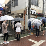 中華そば さわ - これは帰る時の写真。雨にも関わらずこの行列。