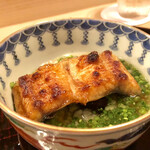 多仁本 - こんがり旨そうな鰻はだし汁の上に
