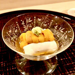 多仁本 - 一皿目　胡麻豆腐　馬糞雲丹乗せ