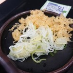 Yude tarou - 薬味葱とサービス揚げ玉