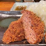 むら八 - ロース肉とフィレ肉で造られているメンチかつ