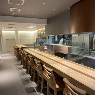 店内はゆったりと座れるカウンター席がメインです。