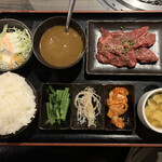 A5山形牛一頭買い焼肉くろべこ - ハラミ定食¥1100 ライス・カレー・スープ ・ドリンクおかわり自由