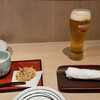Otona No Tairyou Bata - 一番搾り《生》中(660円) とお通し(495円)で出てきた、フランスパンときんぴら、キノコとアサリのスープ