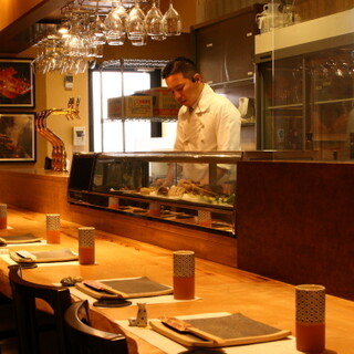 Counter seats surrounding the grill area create a live experience that can be enjoyed with all five senses.