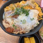 まるはのかつ丼 - てんこ盛りのアップです。（2022.9 byジプシーくん）