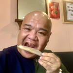 キッチン あずま - 骨を食べようとしてる野獣（笑）