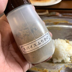 キッチン あずま - このふりかけがまた…
      ご飯との相性抜群なんです〜♪\(//∇//)\
      まさに、飯泥棒的な…魔法のスパイスふりかけ
      レジカウンターのところで、
      容器に入ったものが、250円で購入できます