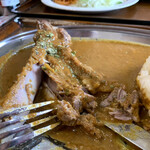 キッチン あずま - 力を入れなくても、ホロホロっと…
      お肉が骨から剥がれます…(^○^)