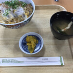 マルナカ新居浜店 フードコート - これぞカツ丼って感じはある。でも、油揚げの上に溶け残った味噌がある時点で調理する人の意識は低いと言わざるを得ない。