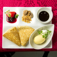 ロシアのクレープ“ブリンチキ”バニラアイスとベリー添え