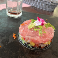 ジンジャーズビーチ - 本マグロと彩り野菜のチョップドサラダ仕立て