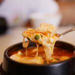 Tanaka ya - 旨辛スープに伸びるチーズ