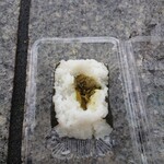 Omusubi Gombei - ごま高菜おにぎり140円　断面