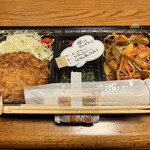 わ楽 - 手作りメンチ+ナポ+ゴマ和え