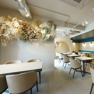 店内の壁を彩る花のあしらえでくつろぎの空間を演出。