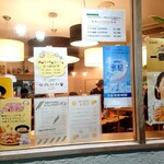 らるきい - 窓ガラスのメニューなど