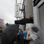 日陰 - 行列に並んでお店を見る