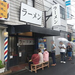 日陰 - 店を出るときの行列