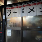 日陰 - ベンチに座ってお店を見ます。