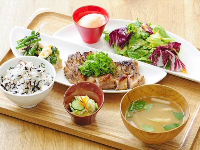 安い おいしい 健康的 新宿で夜に定食が食べられるお店まとめ Pathee パシー