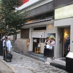 とんかつ 檍 - 外観、雨なのに行列..