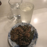 鈴傳 - 〆張鶴 本醸造、つまみ：ナス、ピーマンの挽肉炒め
