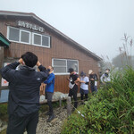 鍋割山荘 - 山荘前のうどんを求める行列