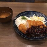 BELL's cafe															 - 肉質固く薄いのに噛み切れないカツだけど、コスパ良く味も普通にうまい。