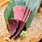 まるさ水産 - マルサ日替り定食の刺身(ブリとカツオタタキ)