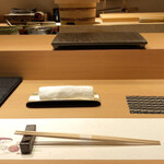 難波 鮨 よこ田 - カウンター席