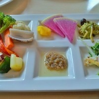 ザ・テラス - バーニャカウダー、おいしいキノコのエスカルゴ風、タコとセロリのサラダシチリア風、etc