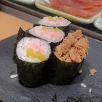 魚がし日本一 - にぎり晩酌セットの巻物と１貫