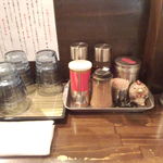 Tsukemen Enji - カウンターの調味料