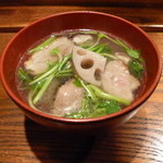 和や　てらさわ - 鴨と蓮根、芹の椀。