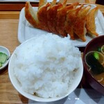 餃子屋 ヒロ - 料理写真:餃子定食 中 土曜日限定にんにくがっつり（1166円）