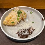 Osteria Orto - フリッラータ ディ ダディーチェ ディ ロート エ サルサ アル アーリオネロ(蓮根のフリット 黒にんにくのソース)