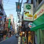 MOMO's Cafe&Restaurant - なんばにはためくバングラデシュの国旗だよ