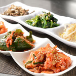 カンナム家 - キムチ・ナムル盛り合わせ