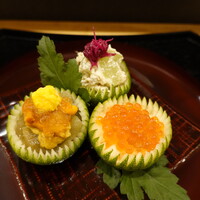 日本料理 直 - 菊玉に見立てた器に、焼き茄子の煮浸しと雲丹、長芋と梨にいくら、きのこの白和え