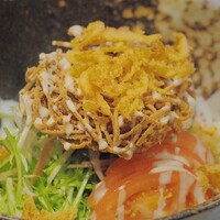 桜海老の揚げそばサラダ