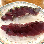 田中鮮魚店 - 上:藁焼きカツオ、下:カツオ刺身