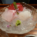 和や　てらさわ - 造りは赤身、烏賊、鯛の三点盛。