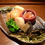 鮭の手毬寿司、帆立貝柱の油燻、鮑の柔らか煮、菜花。