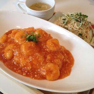 七彩キッチン - 今日のランチ エビチリ丼

前からお店の前を通るたびに気になってたお店。
美味しいしボリュームもあってハマりそう (*´ڡ`●)
