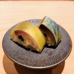 匠 進吾 - 酢〆の鯖にガリ、胡麻、ネギを挟んだおつまみ