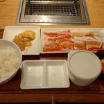 焼肉ライク - 牛ホルモンミックスカルビ200g セット (税込)990円 (2022.09.27)