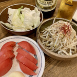 Kushiyaki Musashiya - お通しのキャベツはおかわり自由。冷やしトマトとやみつきもやし。